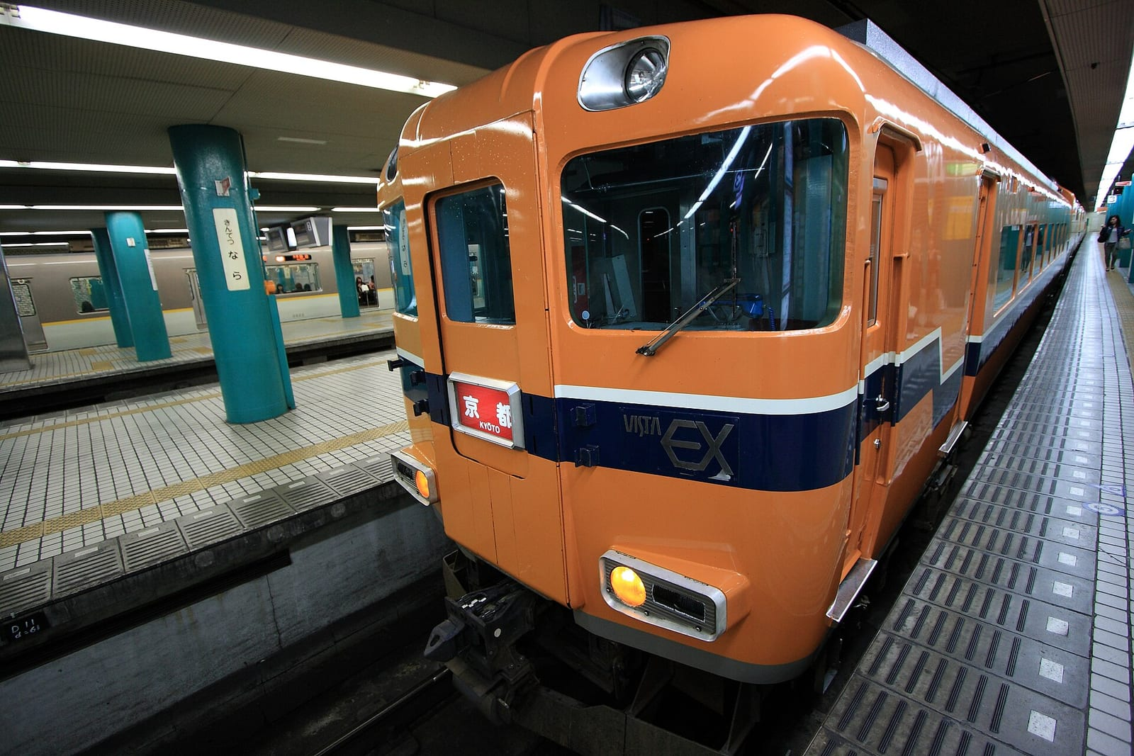 Kintetsu Nara İstasyonu'nda peronda bekleyen, turuncu ve lacivert renkli Kintetsu 30000 serisi Vista EX ekspres treni, Kyoto ve Osaka'dan gelen yolcuları taşıyor.