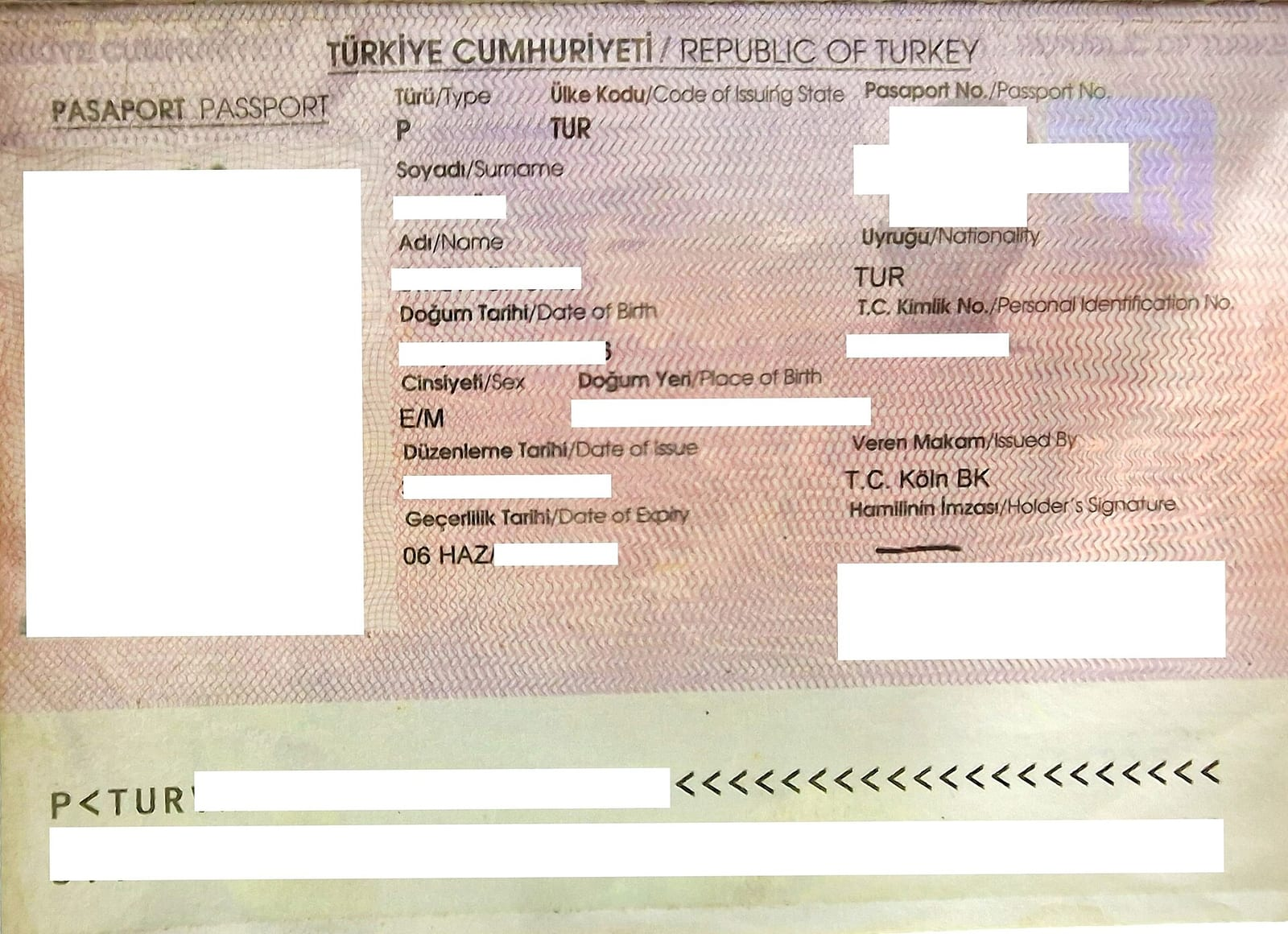 Kişisel bilgileri beyazla kapatılmış bir Türk pasaportu kimlik sayfası; altta P<TUR ile başlayan makinede okunabilir satırlar.
