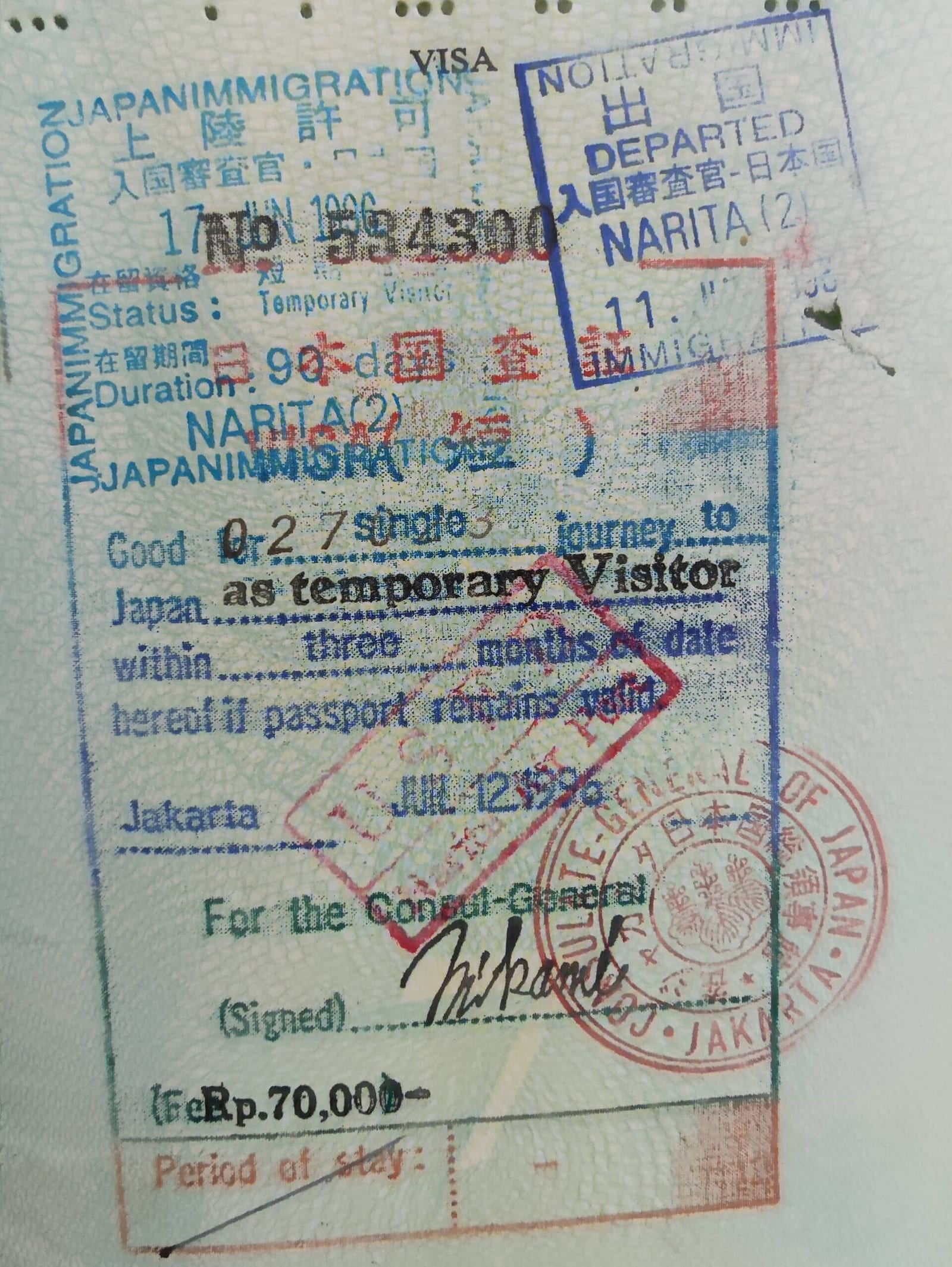 Pasaport sayfasına basılmış Japonya giriş ve çıkış mühürleri ile vize damgası, eski bir seyahatten kalma izler olarak yakından görülüyor.
