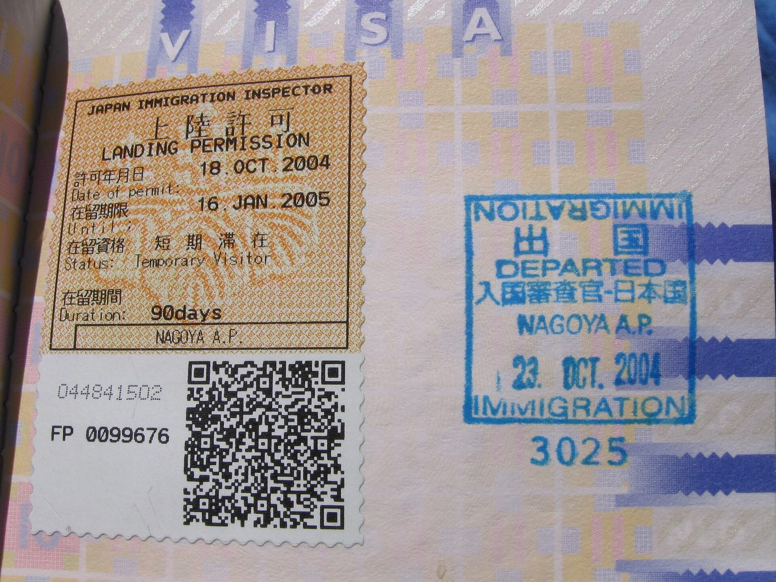 Pasaportta Japonya göçmenlik makamının 90 gün süreli kısa süreli ziyaretçi giriş izni etiketi ve yanında mavi çıkış damgası görünüyor.