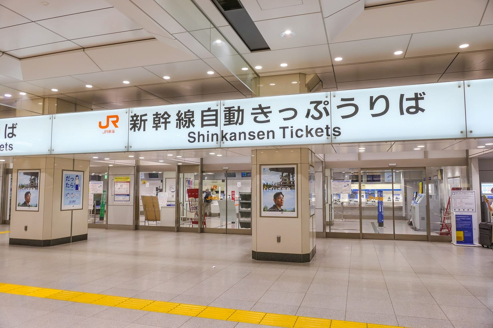 Tokyo İstasyonu'nda üzerinde 'Shinkansen Tickets' yazan geniş bilet satış alanının girişi.